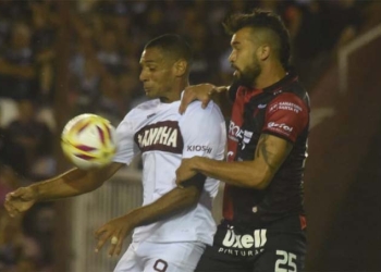Pepe Sand le da la primera tristeza a Julio Comesaña en el fútbol argentino