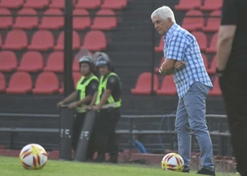 Vaya lío para Julio Comesaña: ¡jugadores de Colón de Santa Fe tendrían dengue!