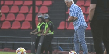 Vaya lío para Julio Comesaña: ¡jugadores de Colón de Santa Fe tendrían dengue!