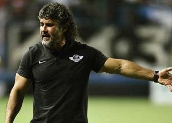 Leonel Álvarez deja la dirección técnica de Libertad de Paraguay