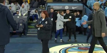 Manchester City ganó 6-0, Pep Guardiola fue a saludar al DT rival, ¡y lo ignoró!