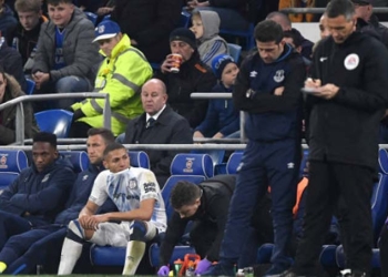 Regreso incompleto para Yerry Mina en la Premier League