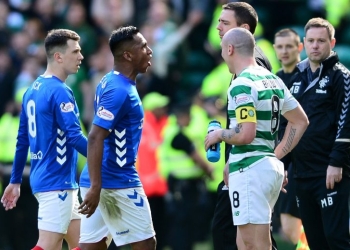 Steven Gerrard, molesto con Alfredo Morelos
