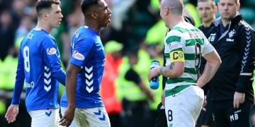 Steven Gerrard, molesto con Alfredo Morelos