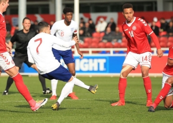 Gol de Ian Carlo Poveda, pero Inglaterra se quedó sin Eurocopa sub-19