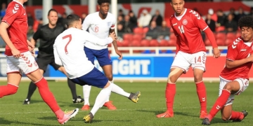 Gol de Ian Carlo Poveda, pero Inglaterra se quedó sin Eurocopa sub-19