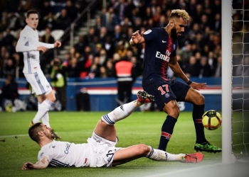 ¡Choupo-Moting evitó un gol de su propio compañero de equipo!