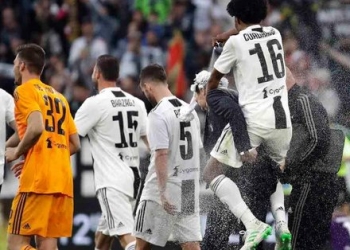 No podía faltar: Cuadrado y un baño de espuma para el DT de la Juventus
