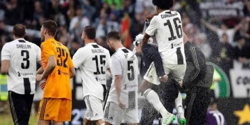 No podía faltar: Cuadrado y un baño de espuma para el DT de la Juventus