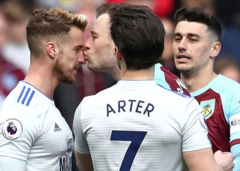 Amonestado por darle un beso en la nariz a un rival