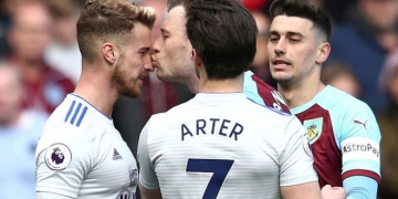 Amonestado por darle un beso en la nariz a un rival