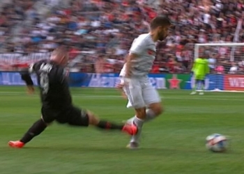 Planchazo descomunal de Rooney en la MLS: ¡Primero le mostraron amarilla!