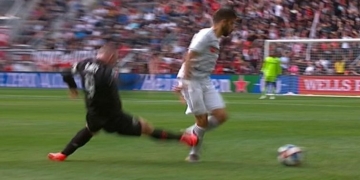 Planchazo descomunal de Rooney en la MLS: ¡Primero le mostraron amarilla!