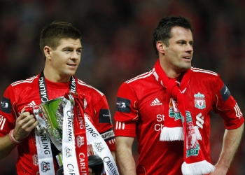¡Ídolo del Liverpool se puso la camiseta del Manchester United!