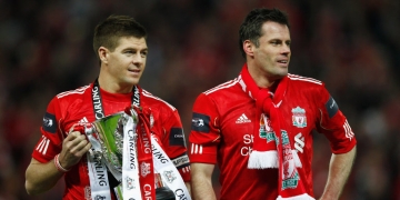 ¡Ídolo del Liverpool se puso la camiseta del Manchester United!