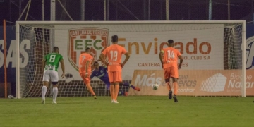 “Al local sí y al visitante no”. Queja contra el árbitro en el Polideportivo Sur