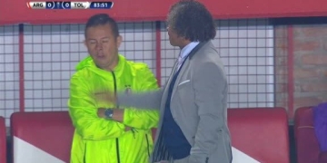 ¡Bofetada de Alberto Gamero a uno de sus asistentes!