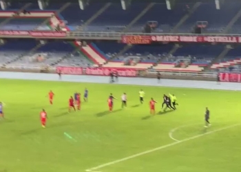 Hinchas del América ingresaron al campo de juego para agredir a sus jugadores