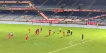 Hinchas del América ingresaron al campo de juego para agredir a sus jugadores