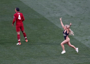 ¡Una mujer en traje de baño invadió la cancha en plena final de la Champions!