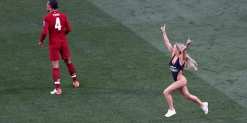 ¡Una mujer en traje de baño invadió la cancha en plena final de la Champions!