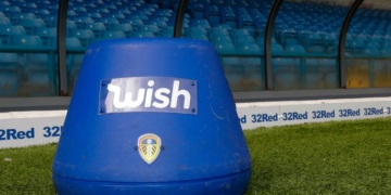 El balde en el que sienta Marcelo Bielsa también tiene su patrocinio