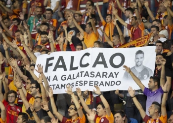 ¡La hinchada de Galatasaray, enloquecida por Falcao!