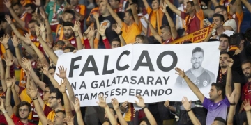 ¡La hinchada de Galatasaray, enloquecida por Falcao!