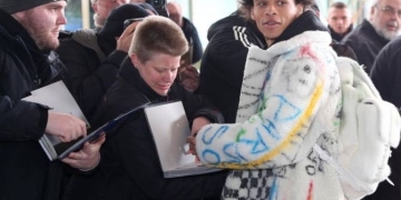 Cuando los futbolistas no se saben vestir. ¡Qué horror!