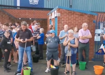El equipo quebró y sus hinchas ayudan como voluntarios para asear el estadio