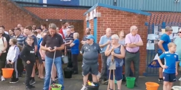 El equipo quebró y sus hinchas ayudan como voluntarios para asear el estadio