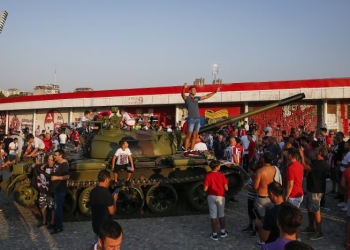 ¡Llevaron un tanque de Guerra y lo dejaron a las afueras del estadio!