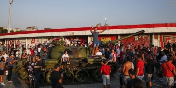 ¡Llevaron un tanque de Guerra y lo dejaron a las afueras del estadio!