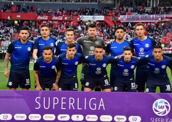 ¡No le alcanzó el tiempo para estampar el logo de su patrocinador en todas sus camisetas!
