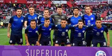 ¡No le alcanzó el tiempo para estampar el logo de su patrocinador en todas sus camisetas!