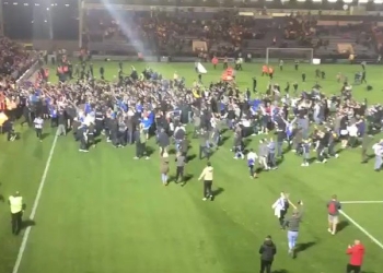 Hinchas del Colchester invadieron el campo cuando su equipo eliminó al Tottenham