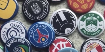 La mezcla entre fútbol y bandas musicales a través de los escudos