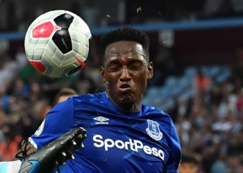 ¡Yerry Mina perdió la titular en el Everton contra Brighton!