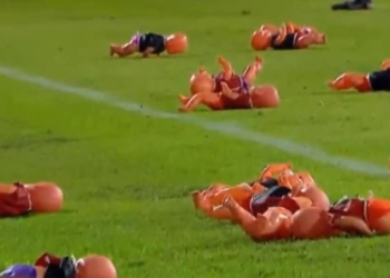 Las cosas más raras y curiosas lanzadas por los hinchas a un campo de fútbol