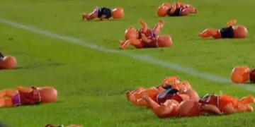 Las cosas más raras y curiosas lanzadas por los hinchas a un campo de fútbol