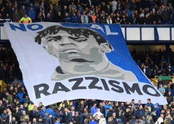 Hinchas del Everton dan ejemplo en la lucha contra el racismo en el fútbol