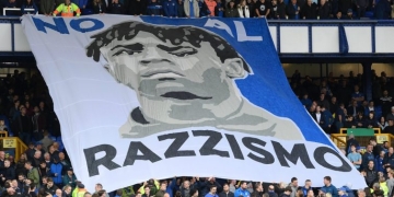 Hinchas del Everton dan ejemplo en la lucha contra el racismo en el fútbol