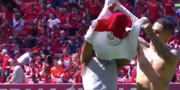 Paolo Guerrero le sacó la camiseta a un jugador que se negó a intercambiarla