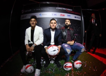 ¡Subastaron unos guayos de Juan Fernando Quintero!