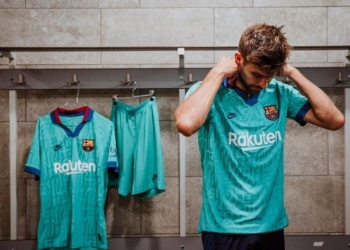 Clásica y noventera. Así es la tercera camiseta Nike del FC Barcelona