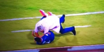 El blooper del DT de Panamá: Un rival lo derribó