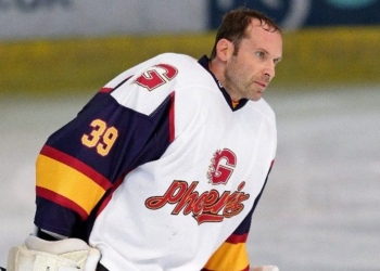 Petr Cech atajó dos penaltis en su estreno como jugador de hockey sobre hielo
