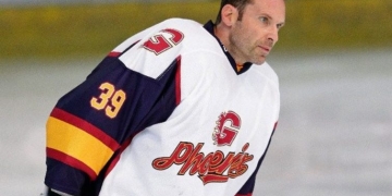 Petr Cech atajó dos penaltis en su estreno como jugador de hockey sobre hielo