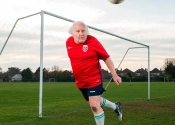 Tiene 83 años y es el jugador más veterano de Inglaterra