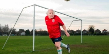 Tiene 83 años y es el jugador más veterano de Inglaterra